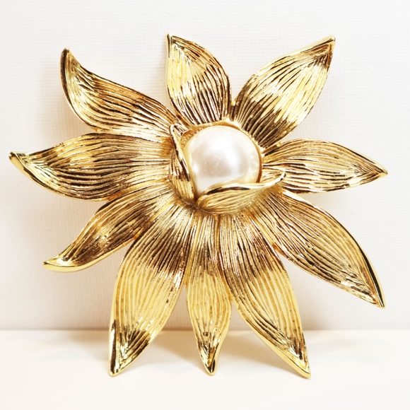 SOLD 🛒 🛍 GIVENCHY FAUX PEARL GOLD FLORAL BROOCH - Picture 5 of 8